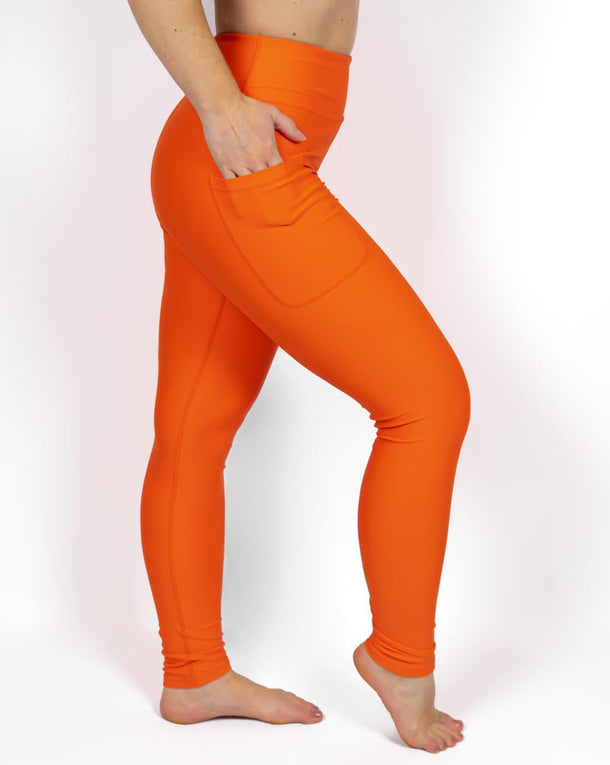 Kvinde i højtaljede ensfarvet leggings. Tights har lommer på begge sider. Meget elastiske og squat proof. 