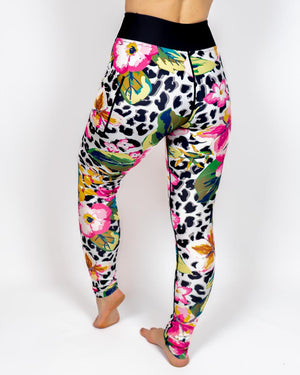 Kvinde i højtaljede mønstrede leggings. Tights har lommer på begge sider. Meget elastiske og squat proof.