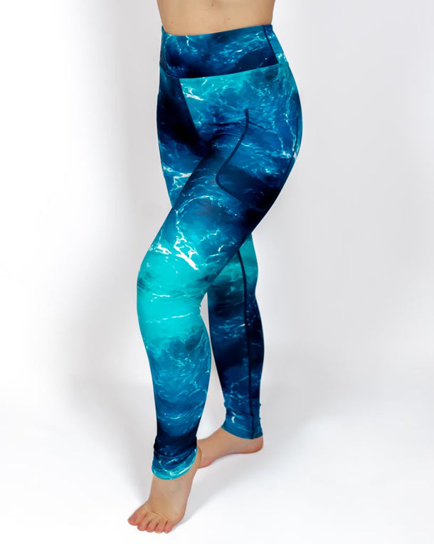 Kvinde i højtaljede mønstrede leggings. Tights har lommer på begge sider. Meget elastiske og squat proof.